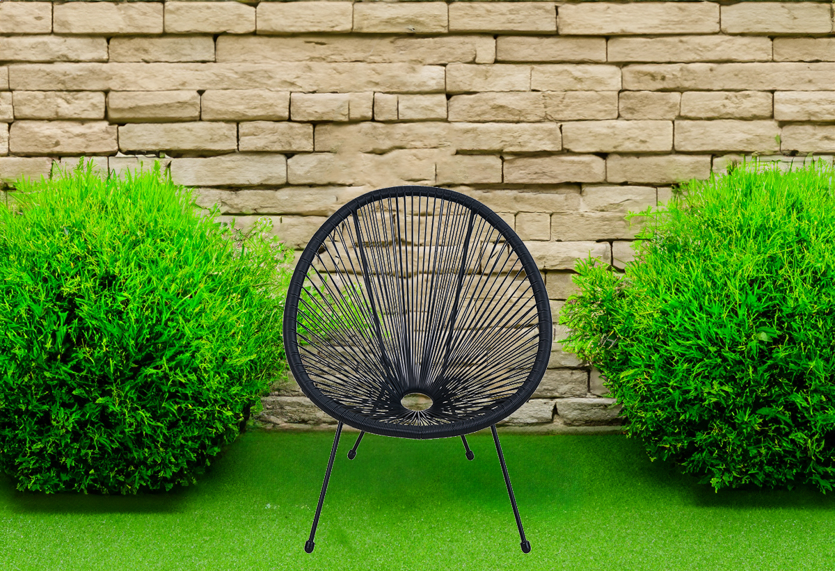 Απεικονίζεται η πολυθρόνα τοποθετημένη σε έναν κήπο 